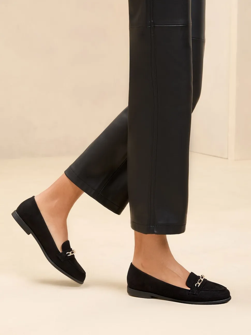 Lipsy Chaussures plates Slip On Chain Trim Faux suède Mocassins