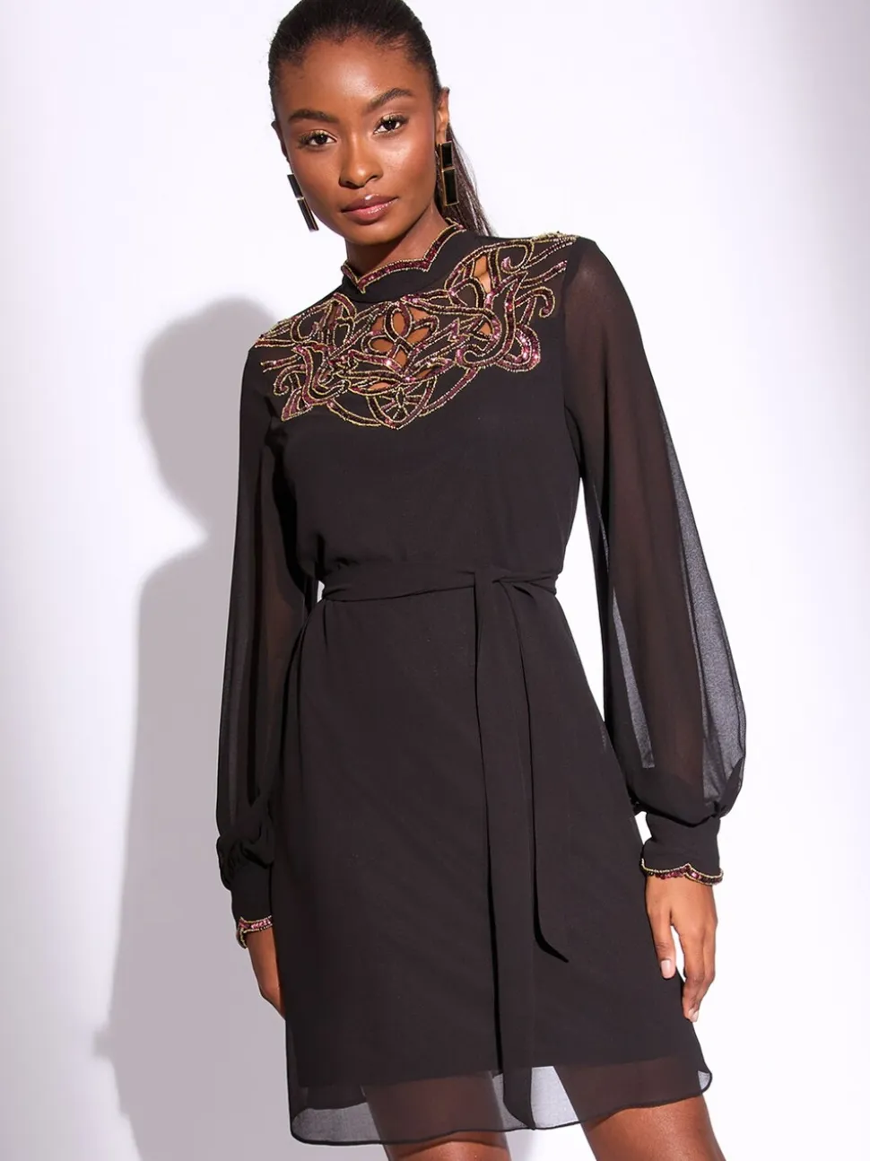 Lipsy Robe droite courte à manches longues avec ornements et découpes