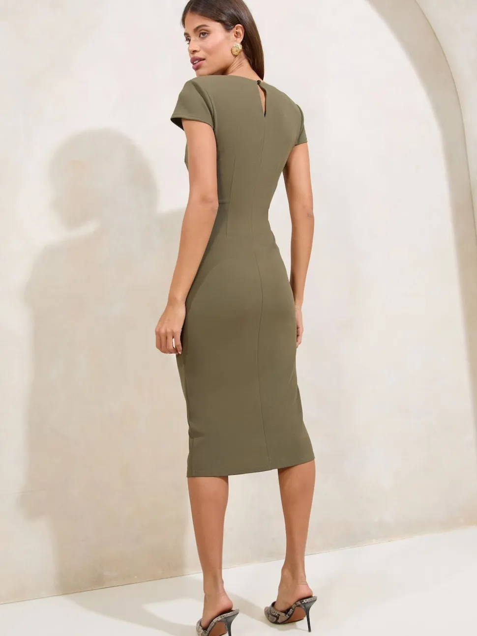 Lipsy Robe mi-longue froncée à manches courtes et asymétrique