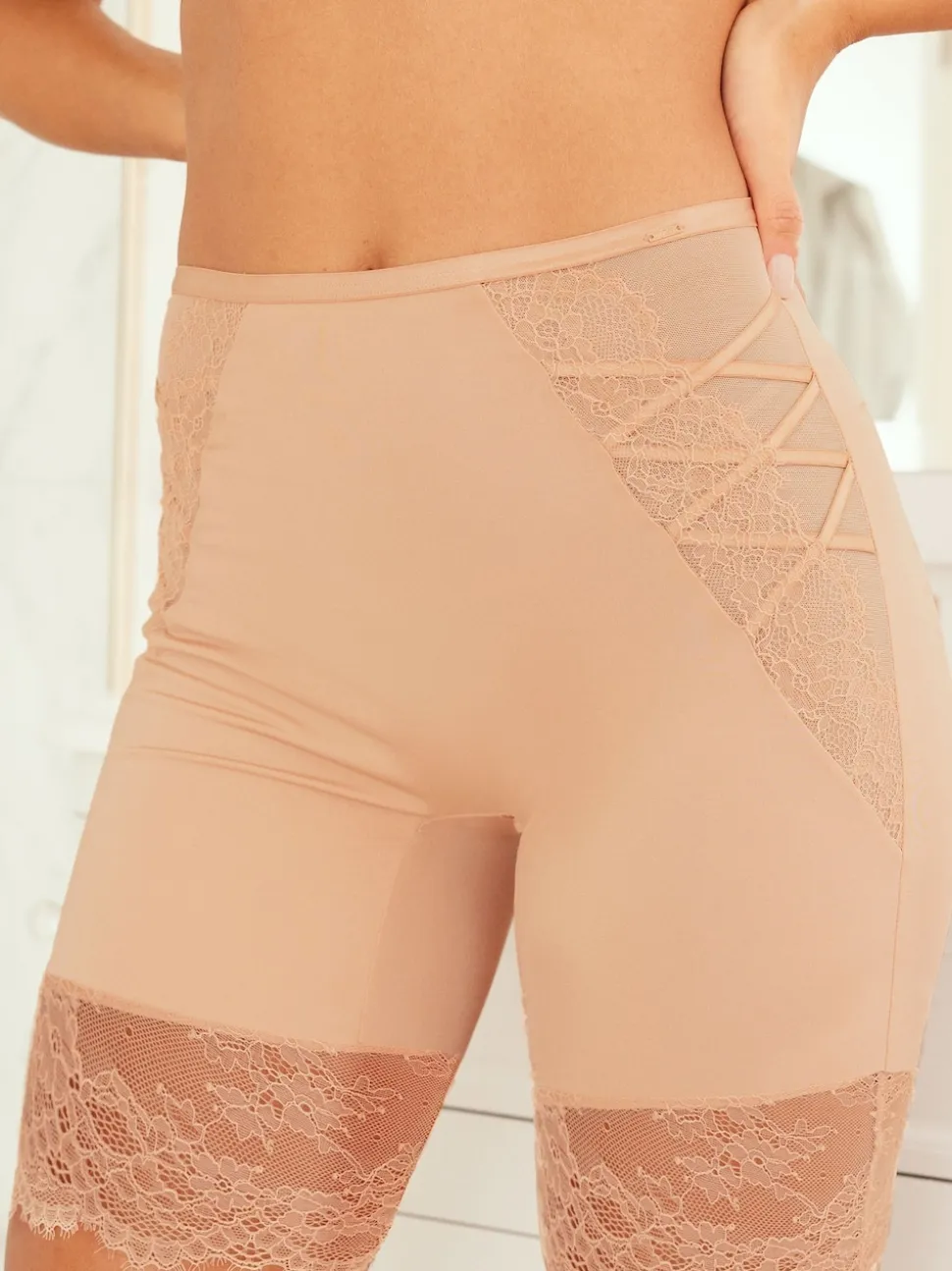 Lipsy Shaping Tummy Control and Thigh Smoothing Shorts (Short de contrôle du ventre et de lissage des cuisses)