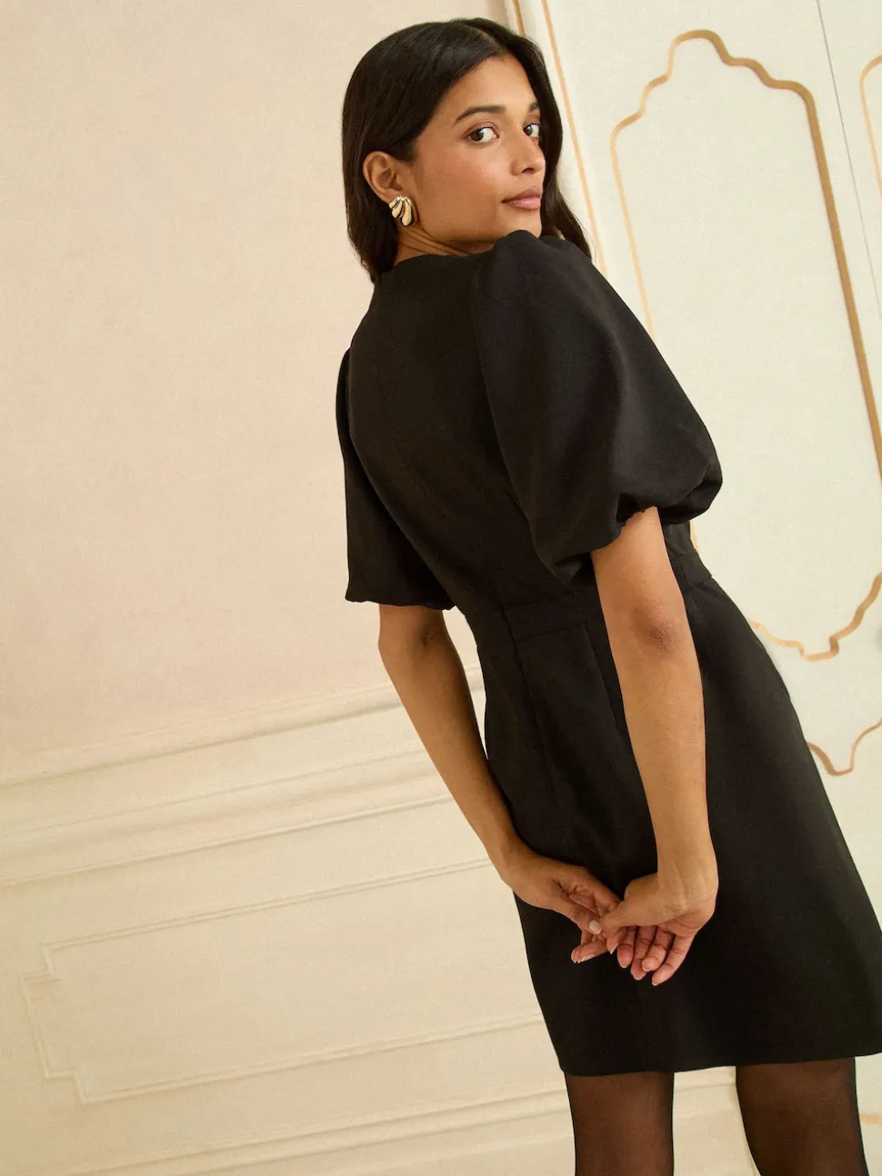 Love & Roses mini-robe dorée boutonnée à manches bouffantes
