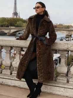 Manteau long ceinturé en fausse fourrure Lipsy