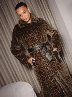 Manteau long ceinturé en fausse fourrure Lipsy