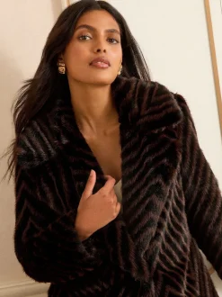 Manteau Love & Roses chevron en fausse fourrure