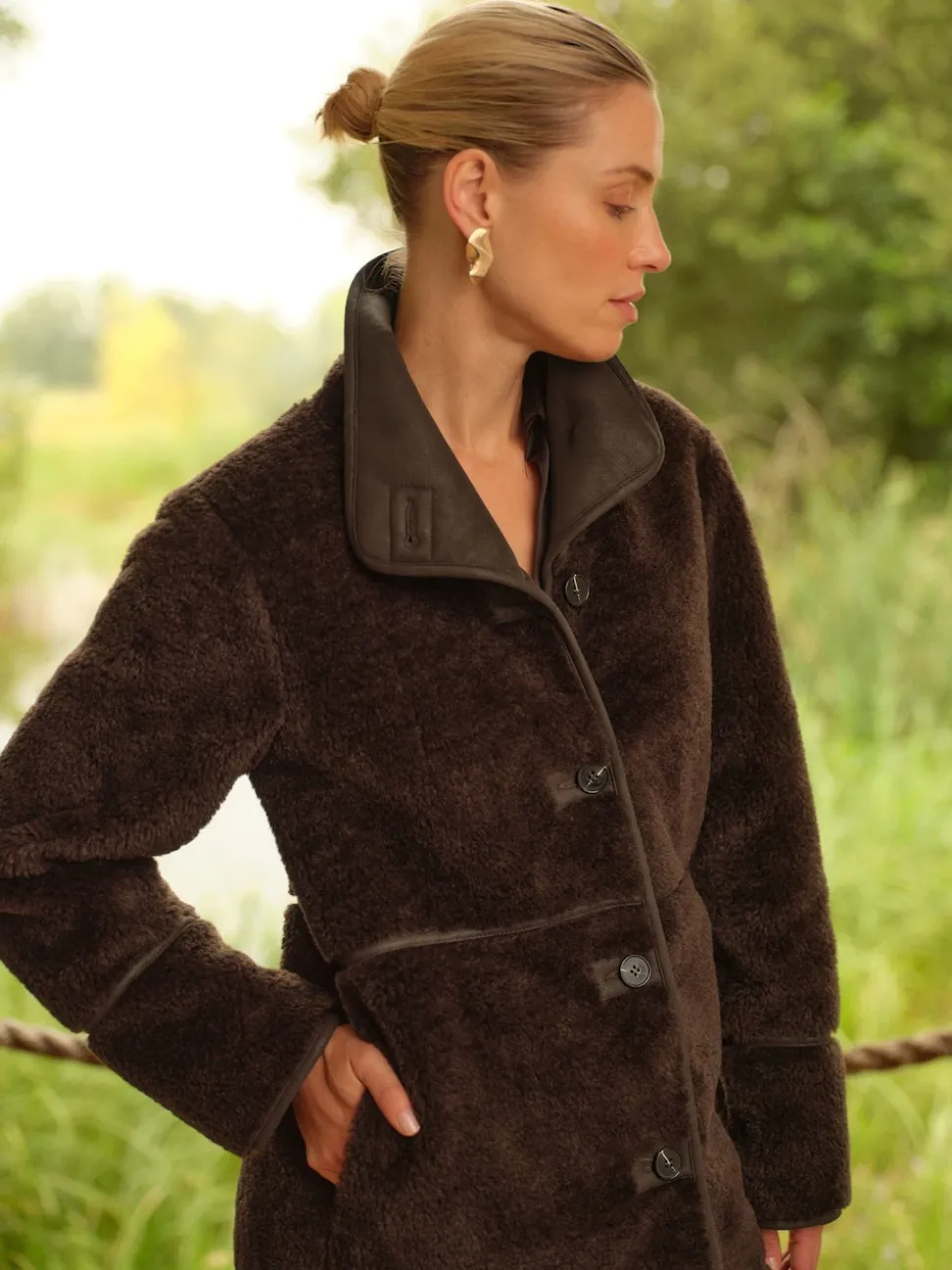 Manteau Love & Roses mi-long en shearling à liserés