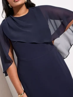 marine - Friends Like These Robe mi-longue asymétrique en mousseline avec cape en scuba
