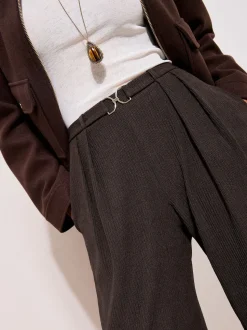 Marron - Friends Like These Pantalons à jambe large en jersey effet froissé avec boucle sur le devant