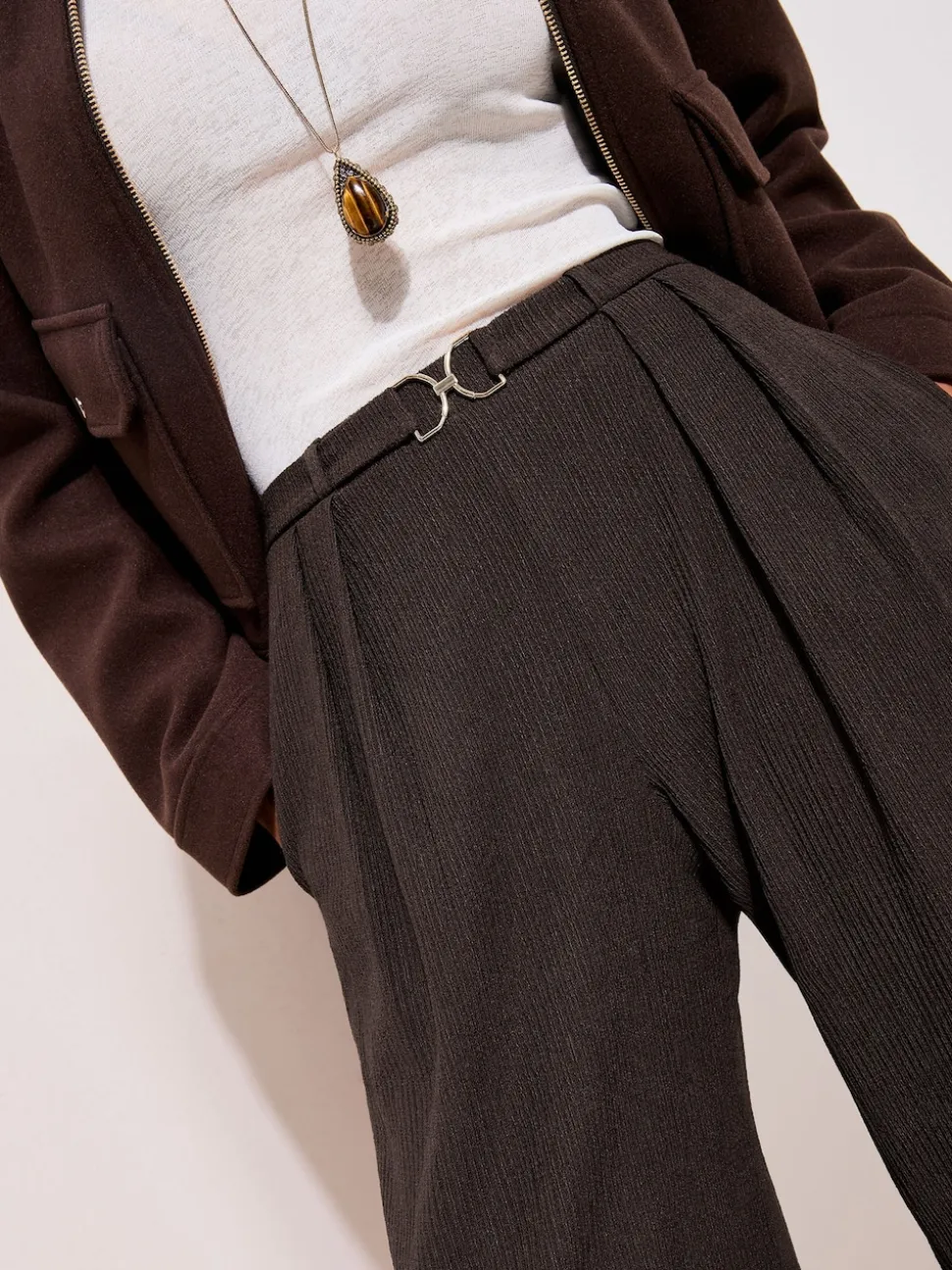 Marron - Friends Like These Pantalons à jambe large en jersey effet froissé avec boucle sur le devant