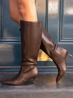 Marron - Novo Bottes au genou pointues à talon aiguille mi-hautes Grateful Wide Fit