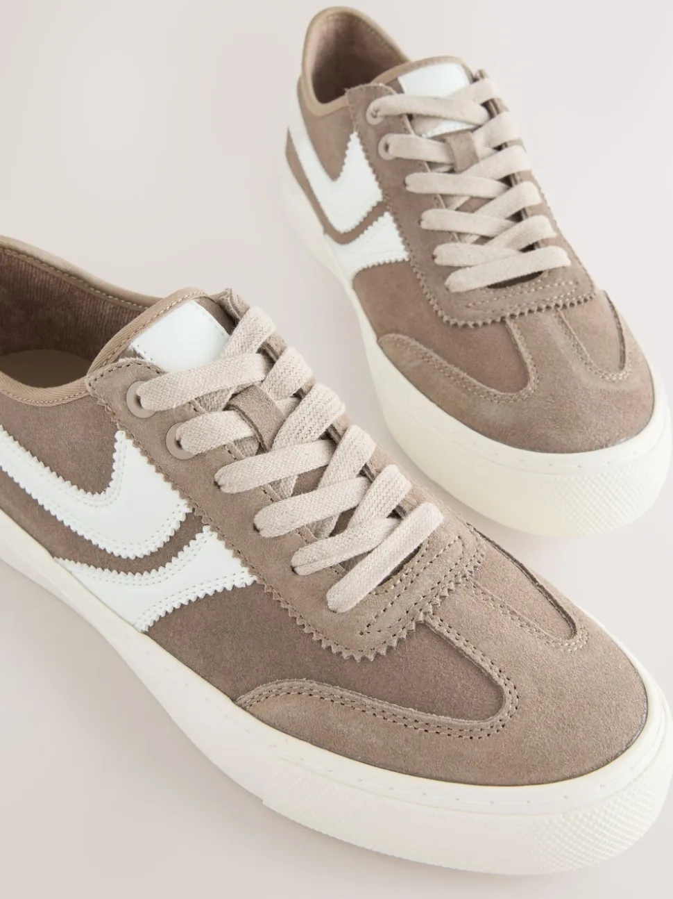 Marron café - Baskets à lacets Forever Comfort® en daim à rayures latérales