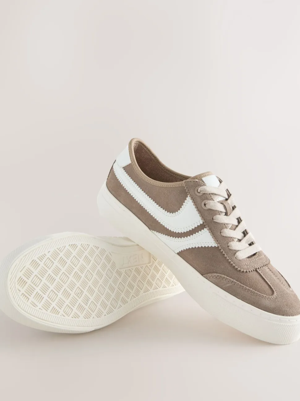 Marron café - Baskets à lacets Forever Comfort® en daim à rayures latérales