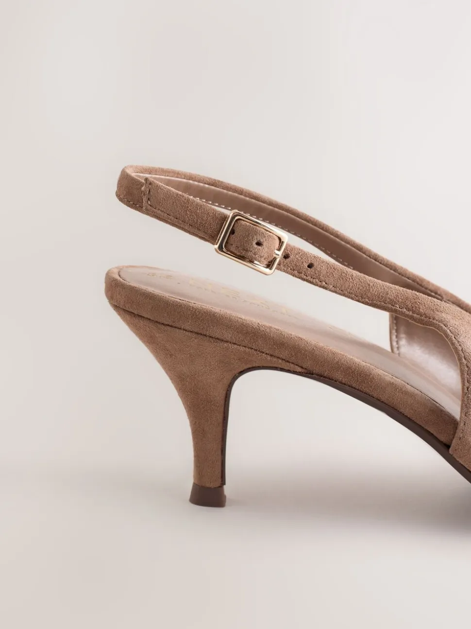 Marron chameau - Chaussures à talons à bride arrière en cuir et détails découpés