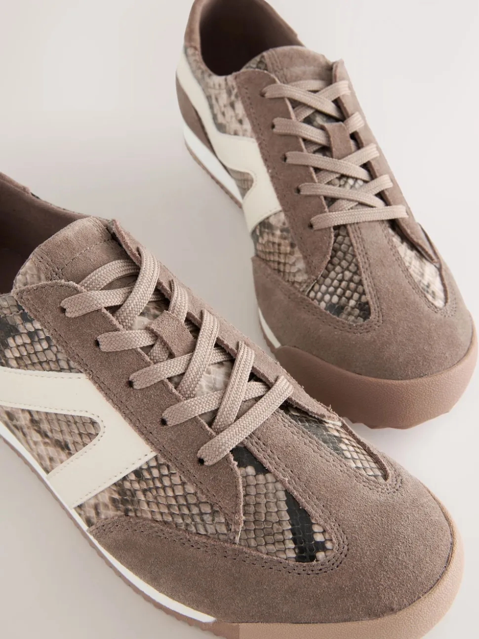 Marron chocolat - Baskets à lacets Forever Comfort® Slimeline à bandes latérales