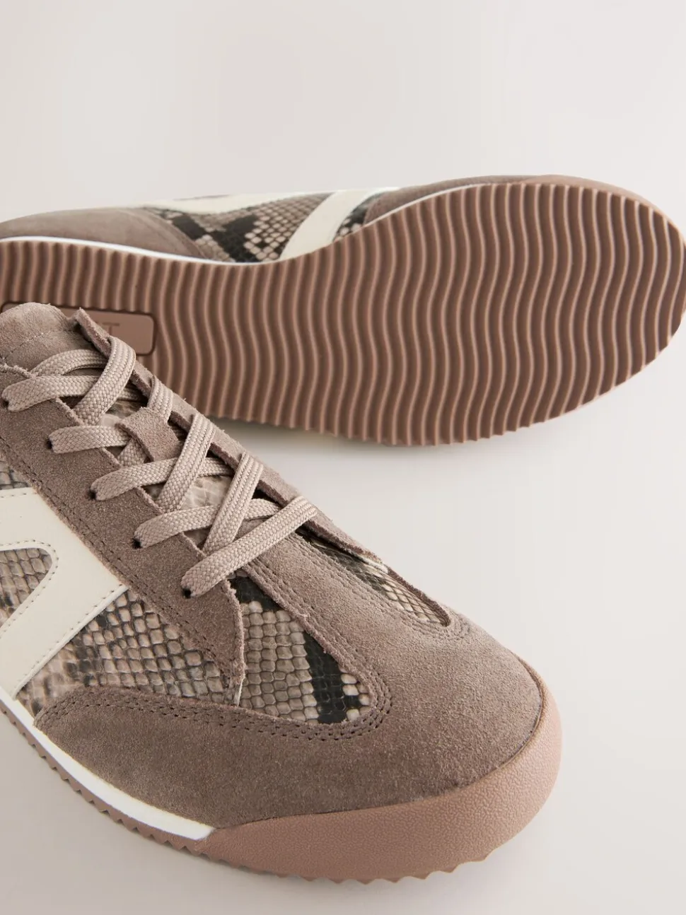 Marron chocolat - Baskets à lacets Forever Comfort® Slimeline à bandes latérales