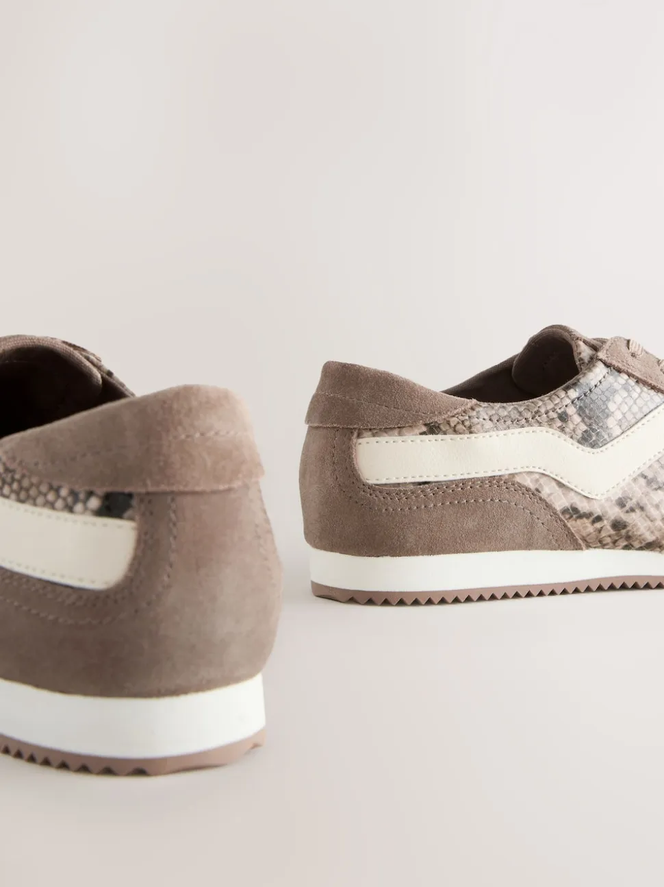 Marron chocolat - Baskets à lacets Forever Comfort® Slimeline à bandes latérales