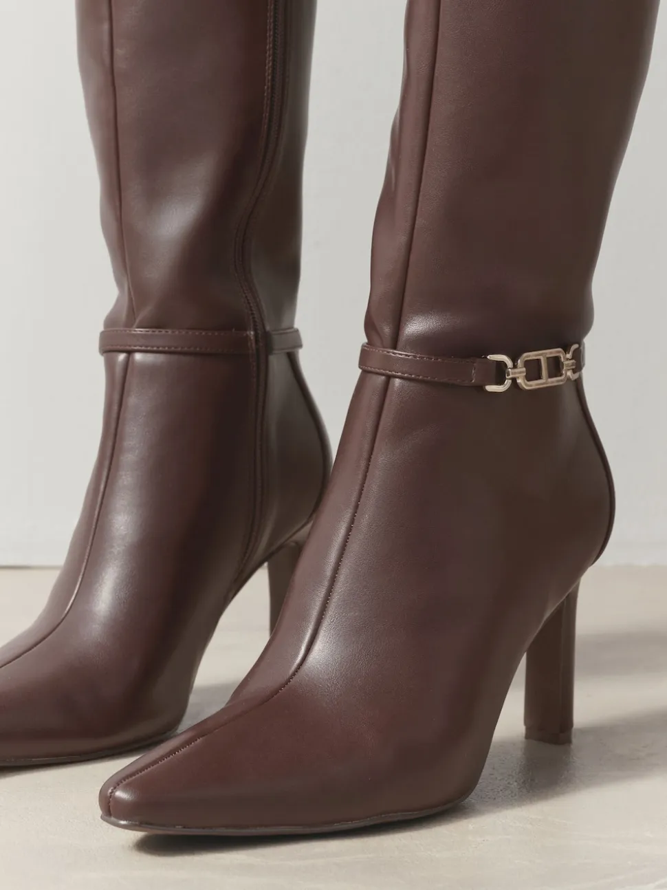 Marron chocolat - Bottes à talons Forever Comfort® à talons hauts avec finitions matérielles