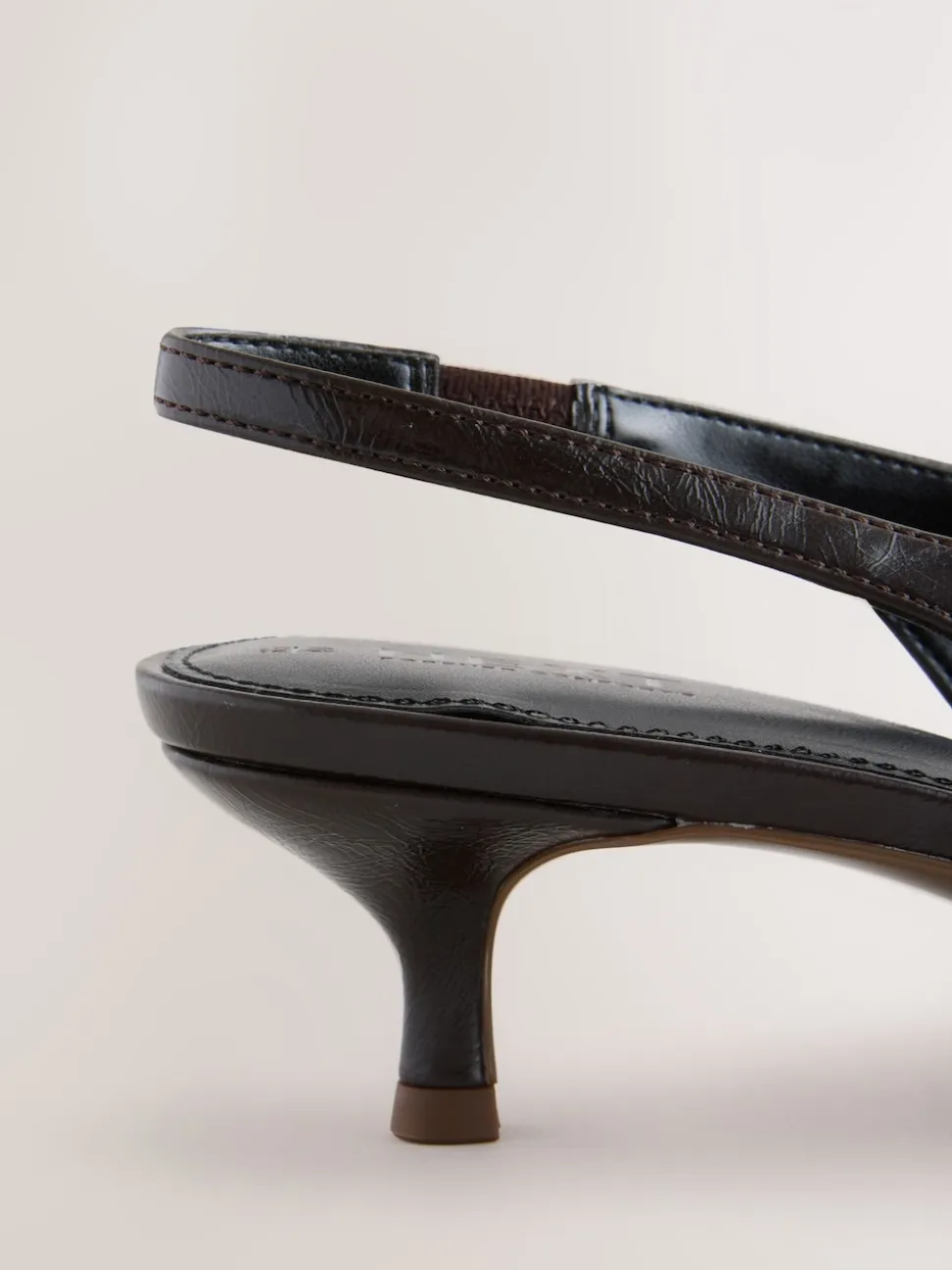 Marron chocolat - Chaussures à talons chaton à bride arrière et bout pointu