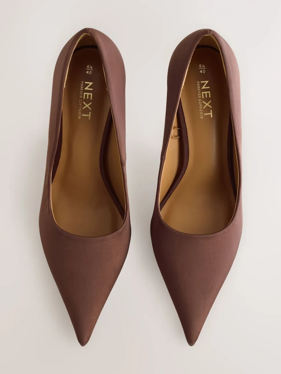 Marron chocolat - Escarpins Forever Comfort® en satin à bout pointu talons
