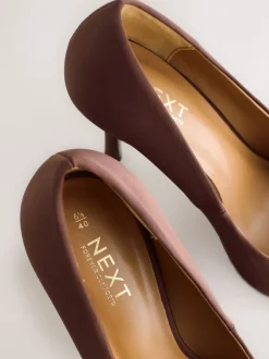 Marron chocolat - Escarpins Forever Comfort® en satin à bout pointu talons