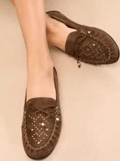Marron chocolat - Lipsy Mocassins décontractés cloutés en similicuir