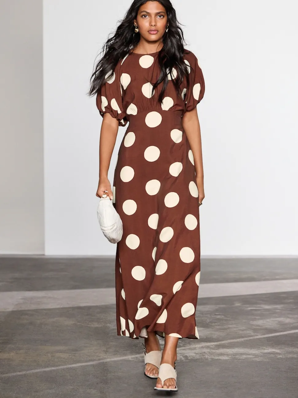 Marron chocolat à pois - Robe mi-longue imprimée à manches bouffantes