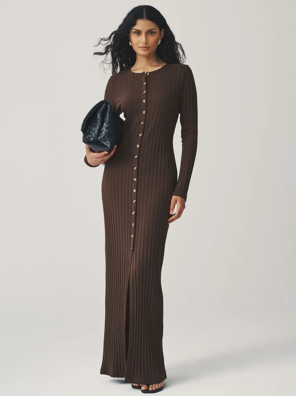 Marron chocolat - Robe mi-longue côtelée boutonnée à manches longues