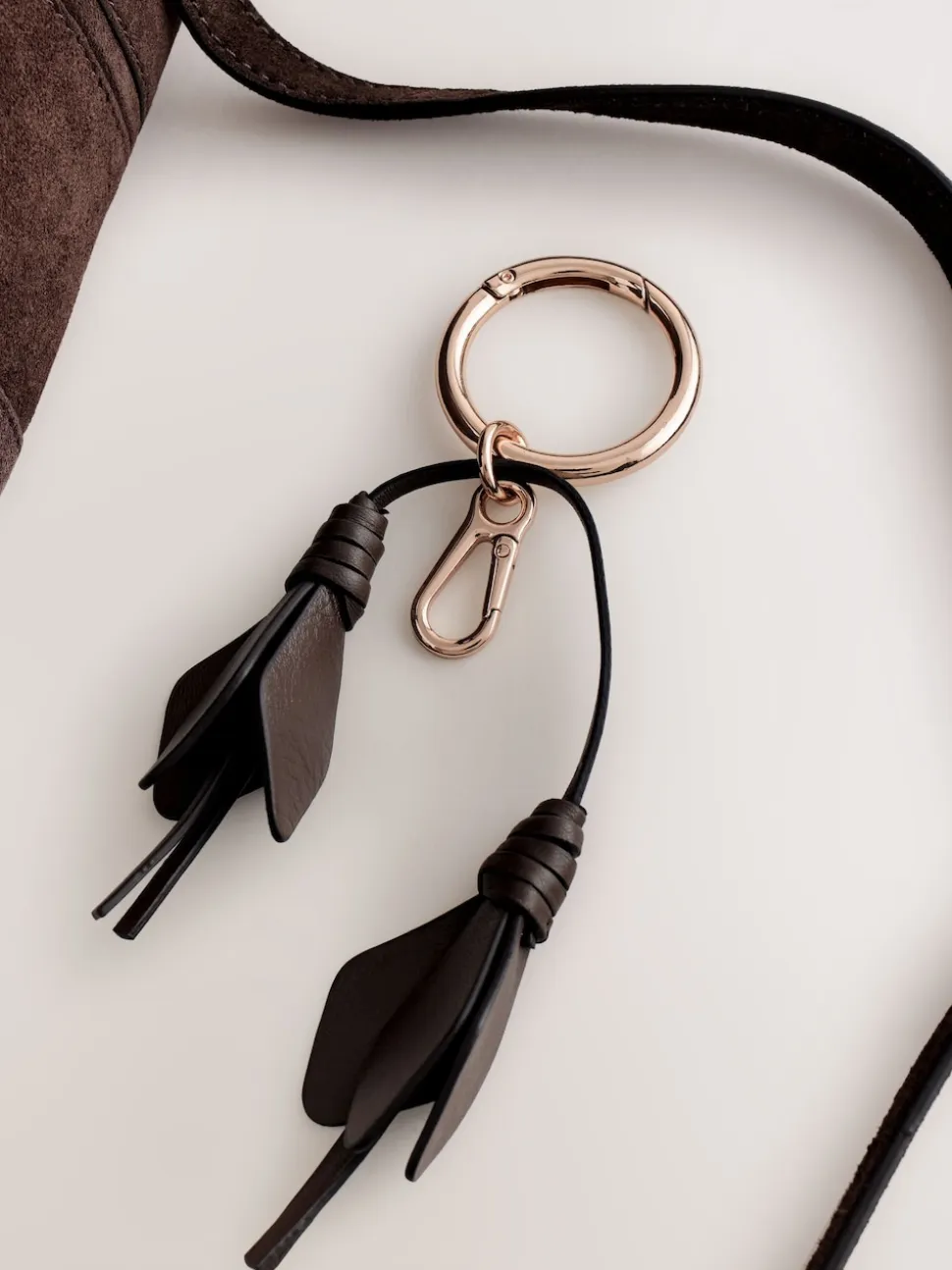 Marron chocolat - Sac à bandoulière avec breloque fleur en daim