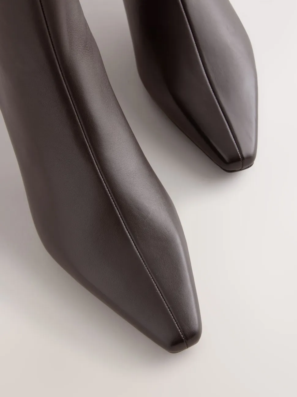 Marron chocolat en cuir - Bottines à talons Forever Comfort® avec bout ciselé