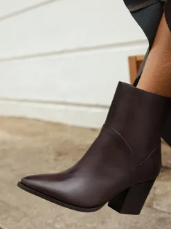 Marron chocolat en cuir - Bottines western à talons carrés