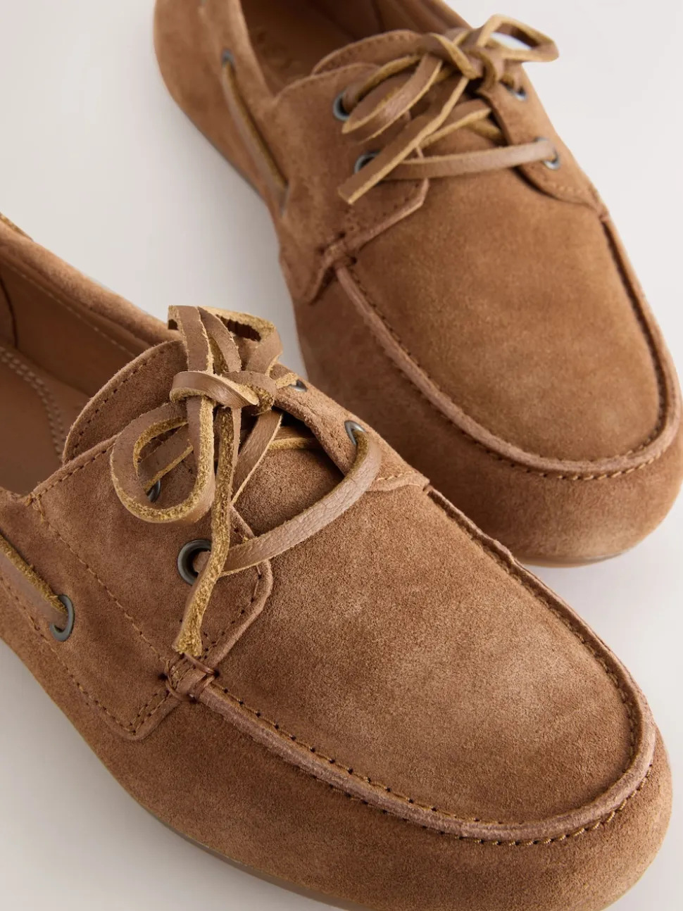 Marron fauve en daim - Chaussures bateau en cuir à bout rond