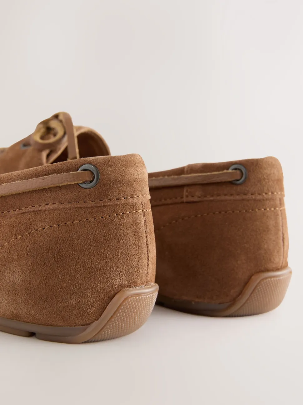 Marron fauve en daim - Chaussures bateau en cuir à bout rond