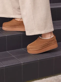 Marron noisette - Chaussures à enfiler douillettes en cuir doublées de Borg
