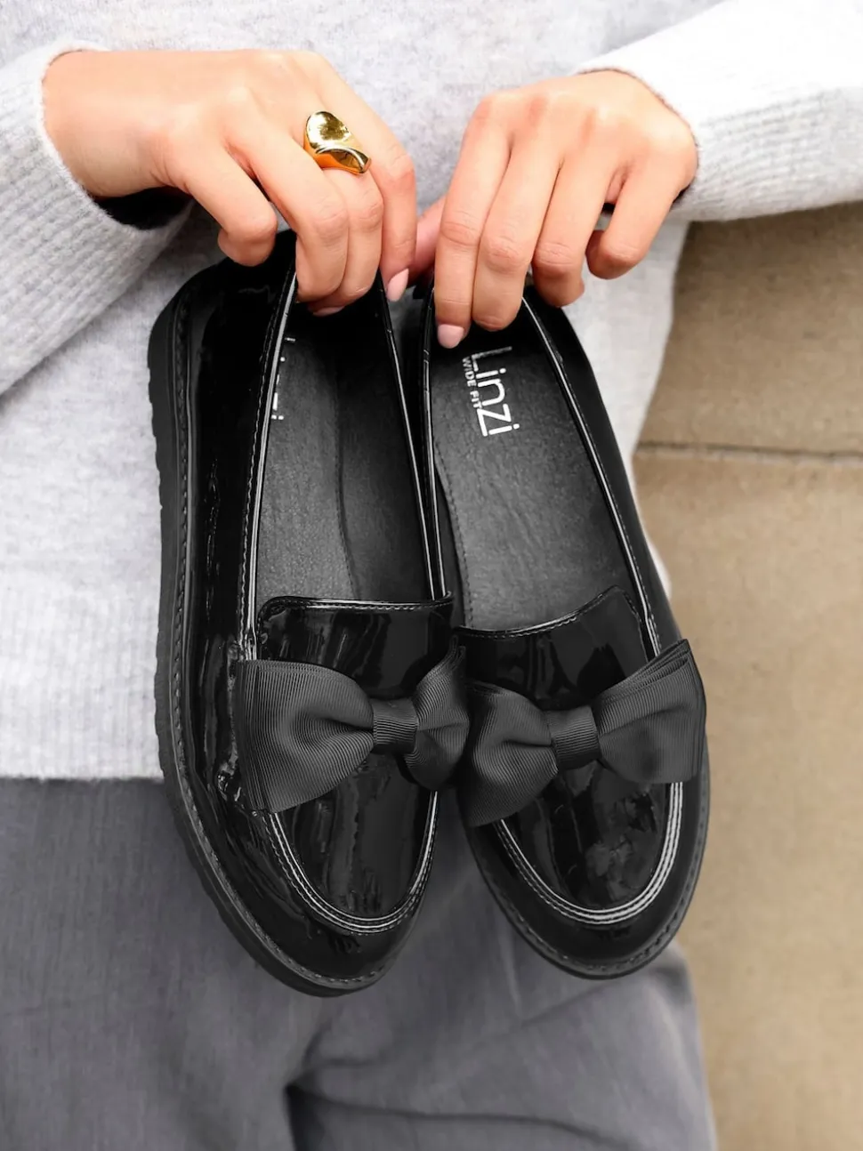 Mocassins Linzi Violetta classiques à enfiler coupe large avec nœud en tissu