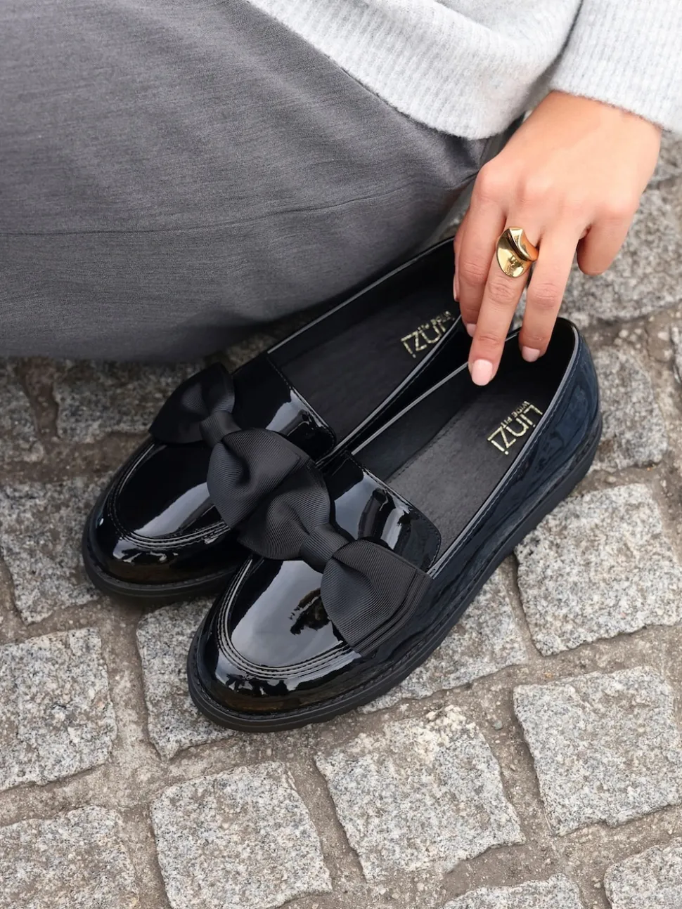 Mocassins Linzi Violetta classiques à enfiler coupe large avec nœud en tissu