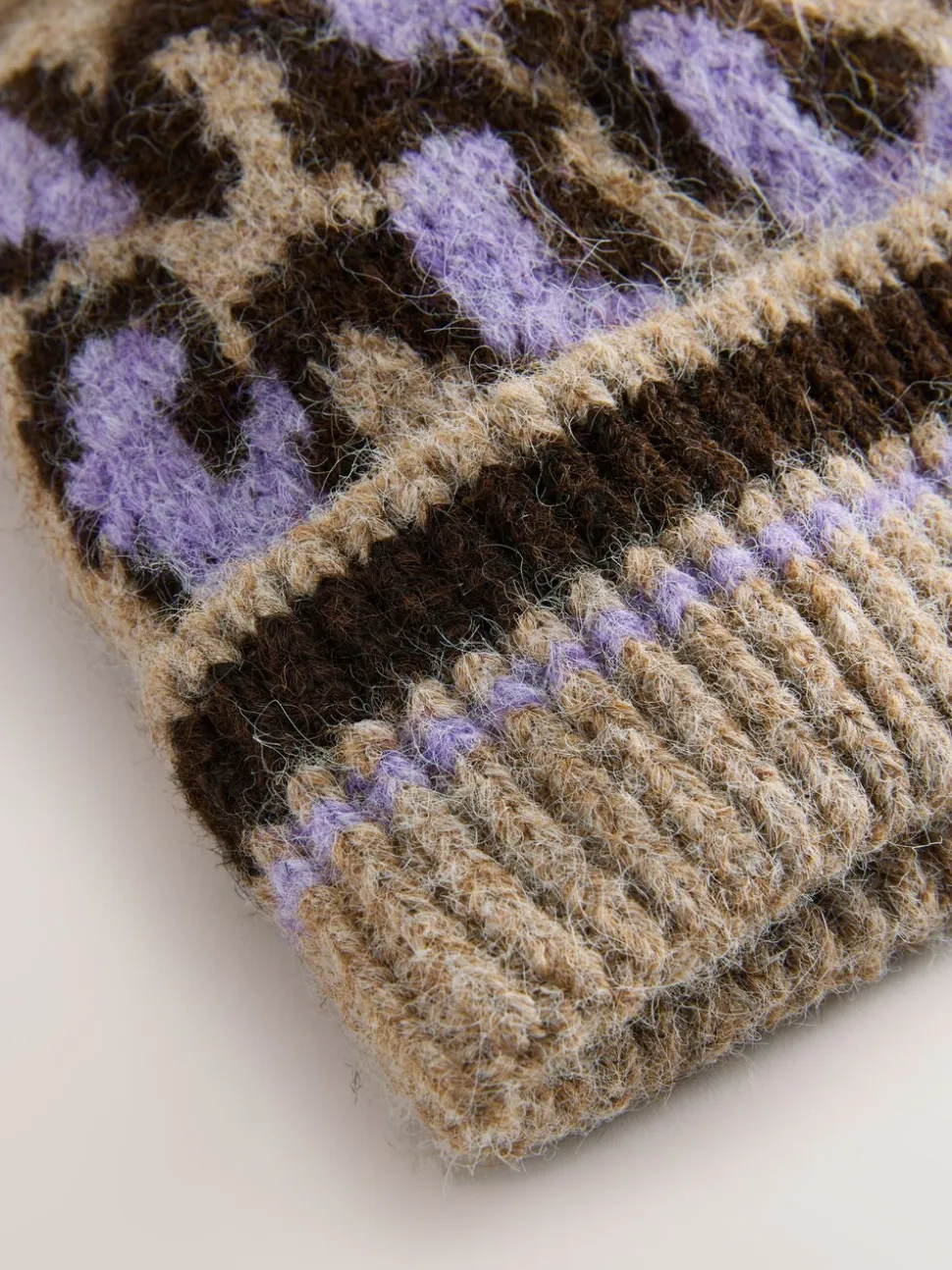 Motif animal lilas - Chapeau de Pom tricoté