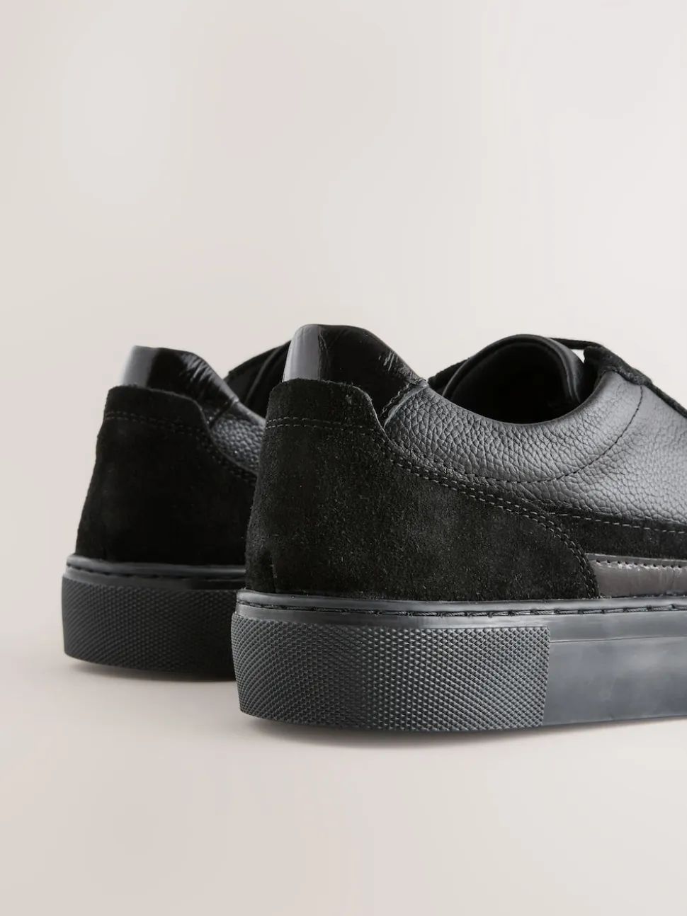Noir - Baskets à lacets en cuir à panneaux épais