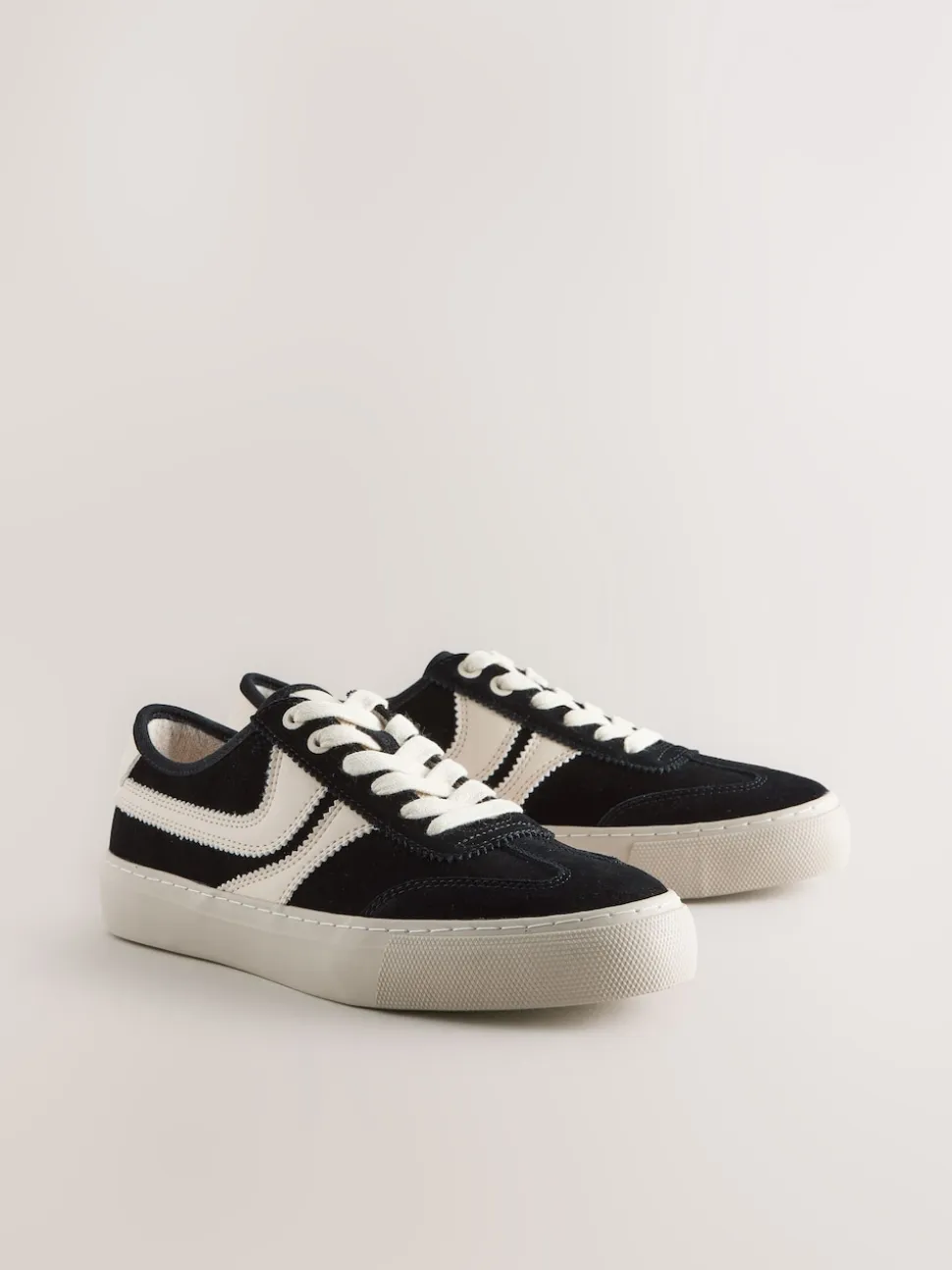 Noir - Baskets à lacets Forever Comfort® en daim à rayures latérales