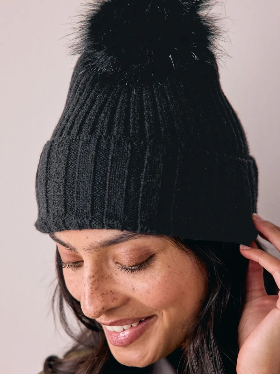 Noir - Bonnet à pompon en maille côtelée