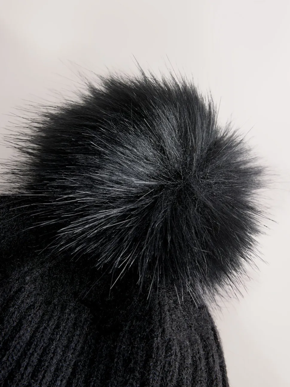 Noir - Bonnet à pompon en maille côtelée