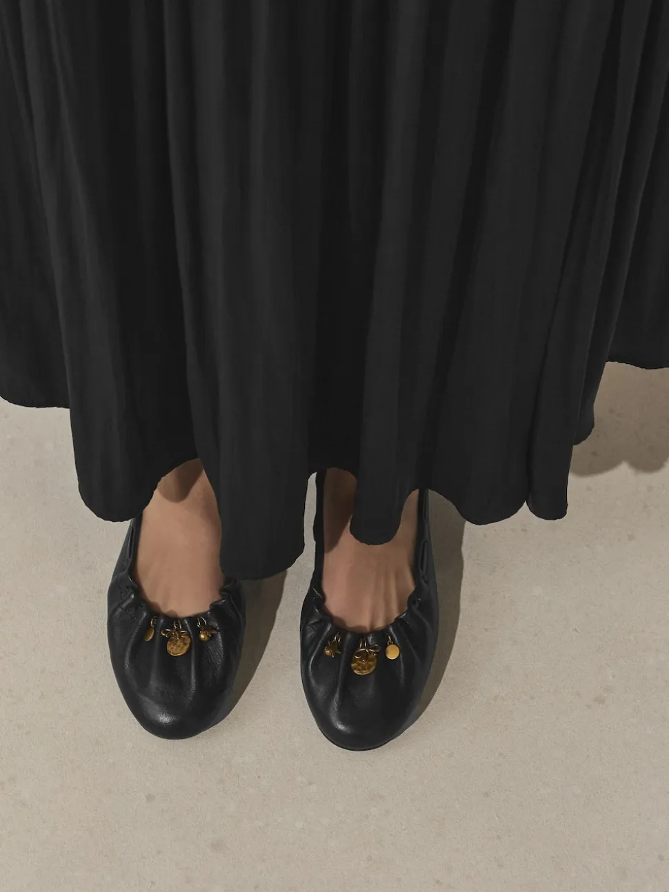 Noir - Chaussures plates Forever Comfort® en cuir à breloque froncée
