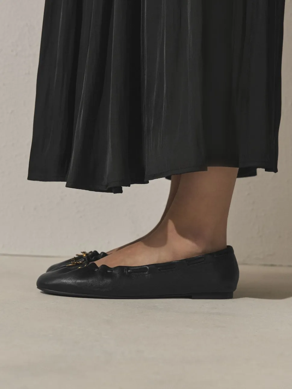 Noir - Chaussures plates Forever Comfort® en cuir à breloque froncée