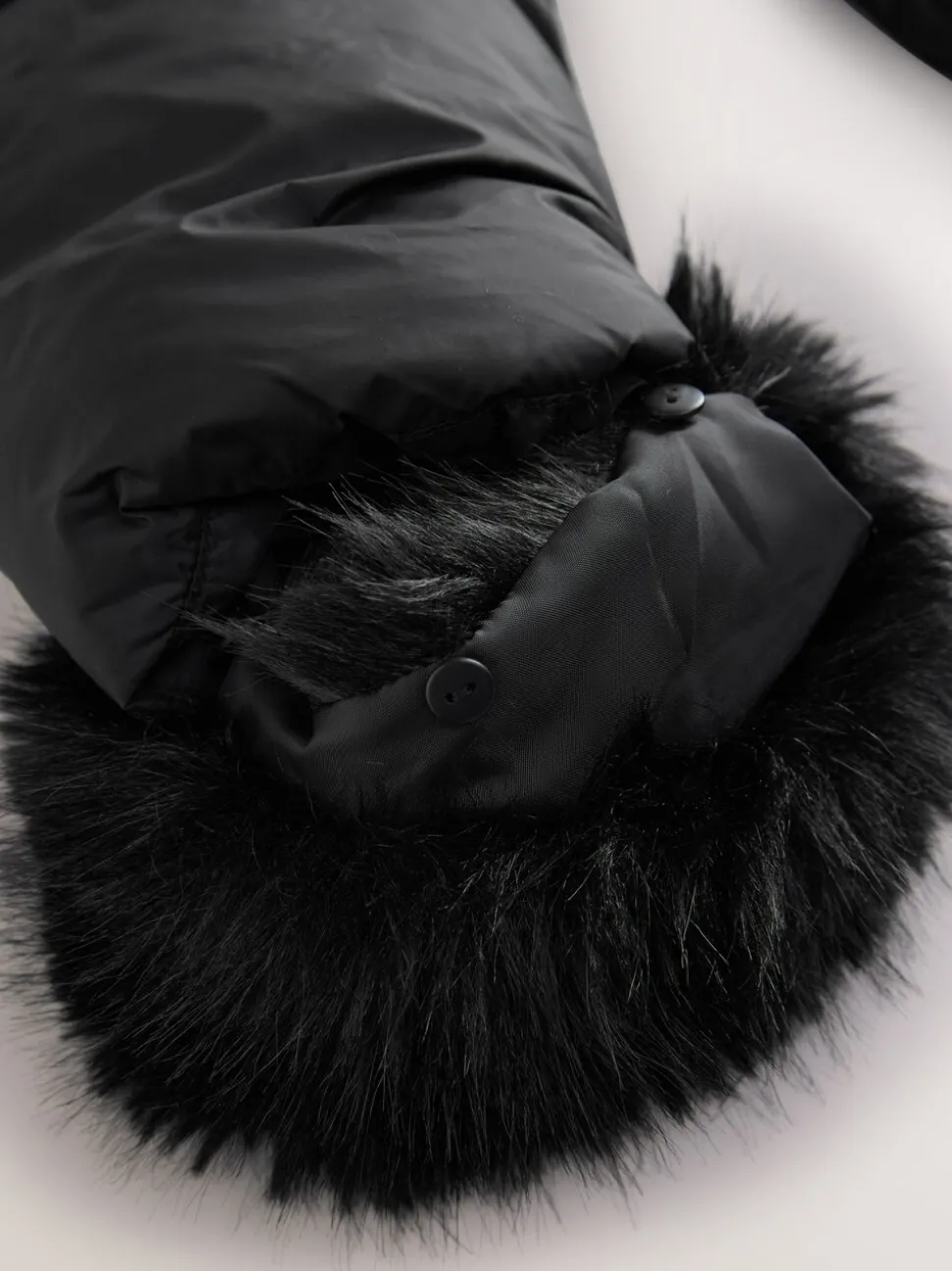 Noir - Doudounes courtes avec capuche et poignets bordés de fausse fourrure