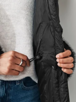 Noir - Doudounes courtes avec capuche et poignets bordés de fausse fourrure