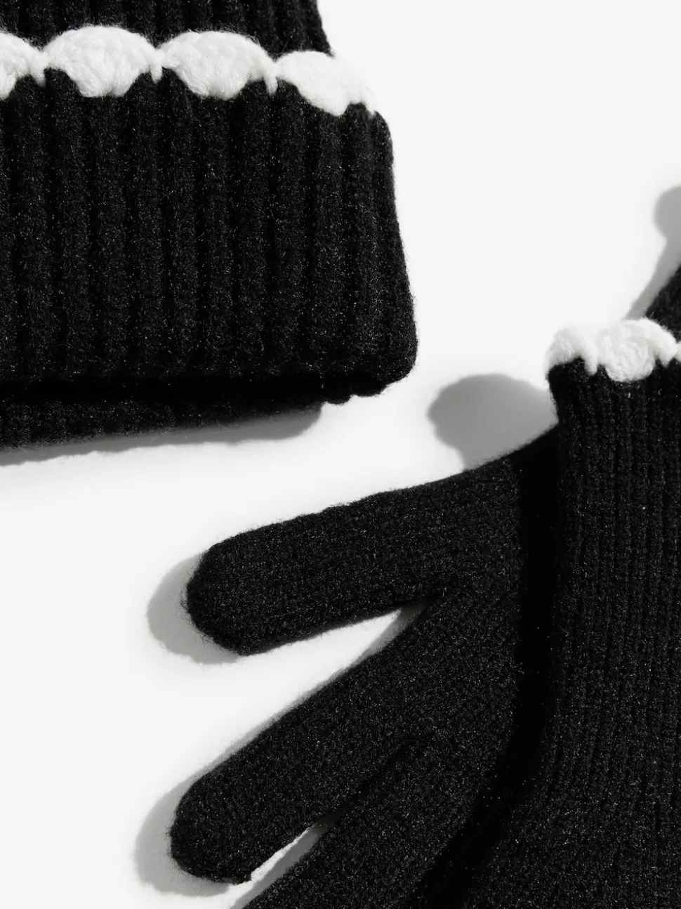Noir - Ensemble bonnet et Gants Love & Roses à pompon côtelé bordé de pétoncles