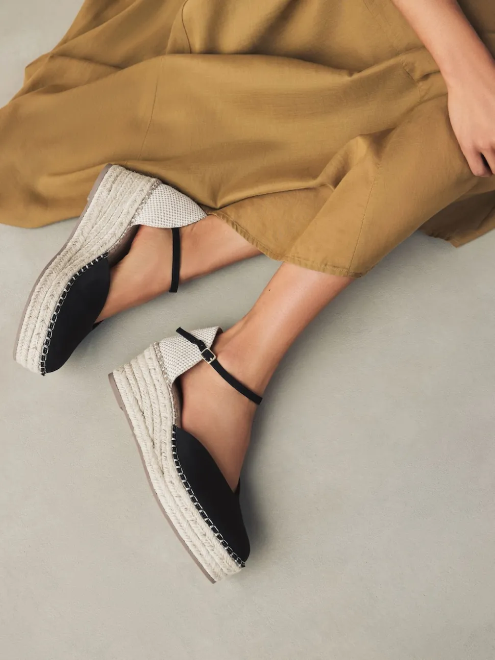 Noir - Espadrilles à plateforme fermée et à bout compensé