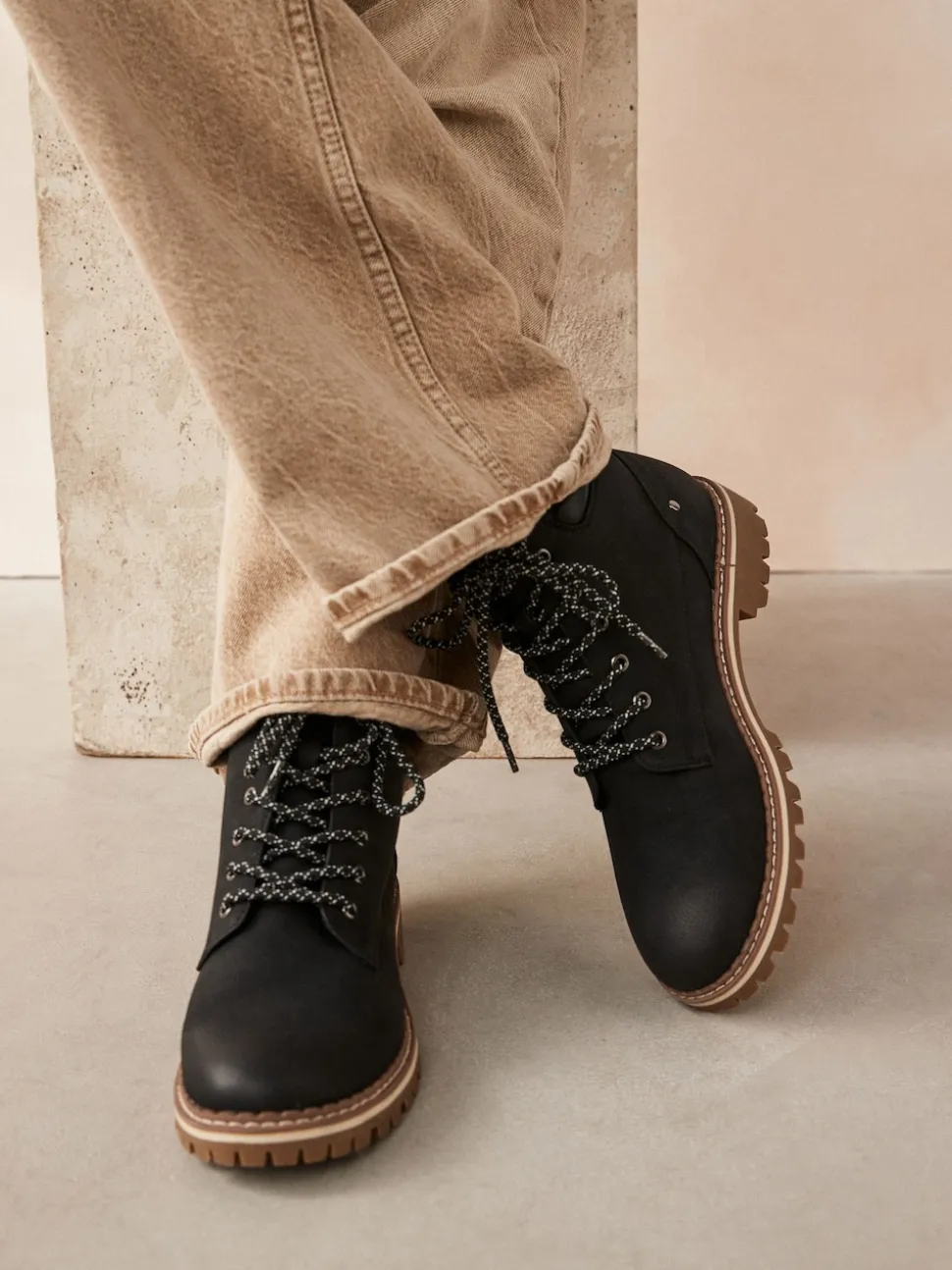 Noir - Forever Comfort® Casual Lace-Up Ankle Boots