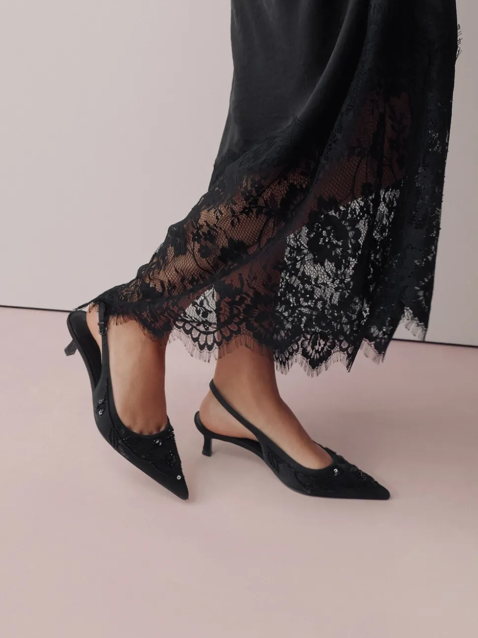 Noir - Forever Comfort Chaussures à talons chatons à bride arrière avec perles en satin