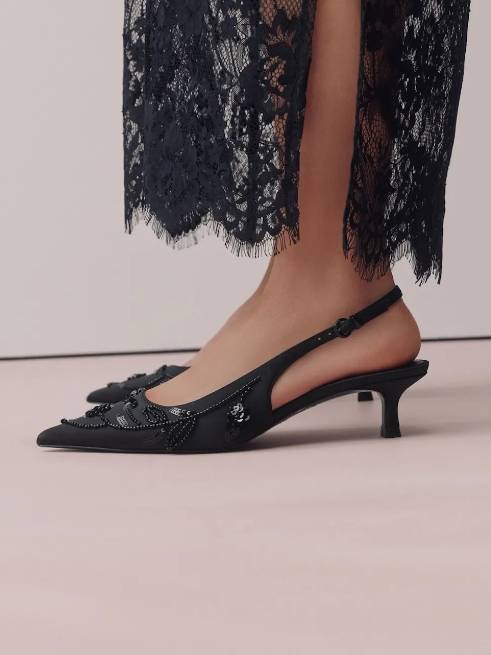 Noir - Forever Comfort Chaussures à talons chatons à bride arrière avec perles en satin