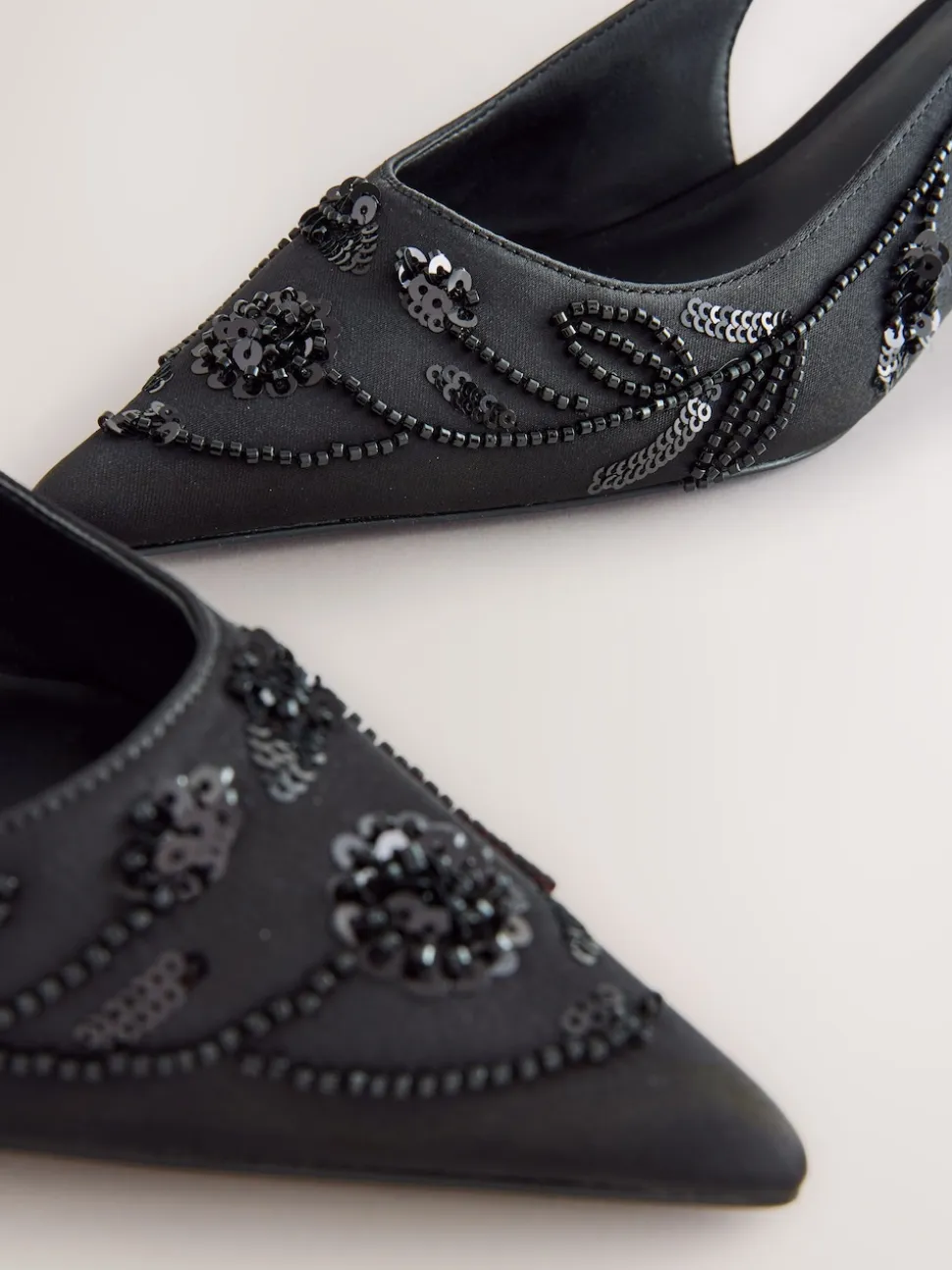 Noir - Forever Comfort Chaussures à talons chatons à bride arrière avec perles en satin