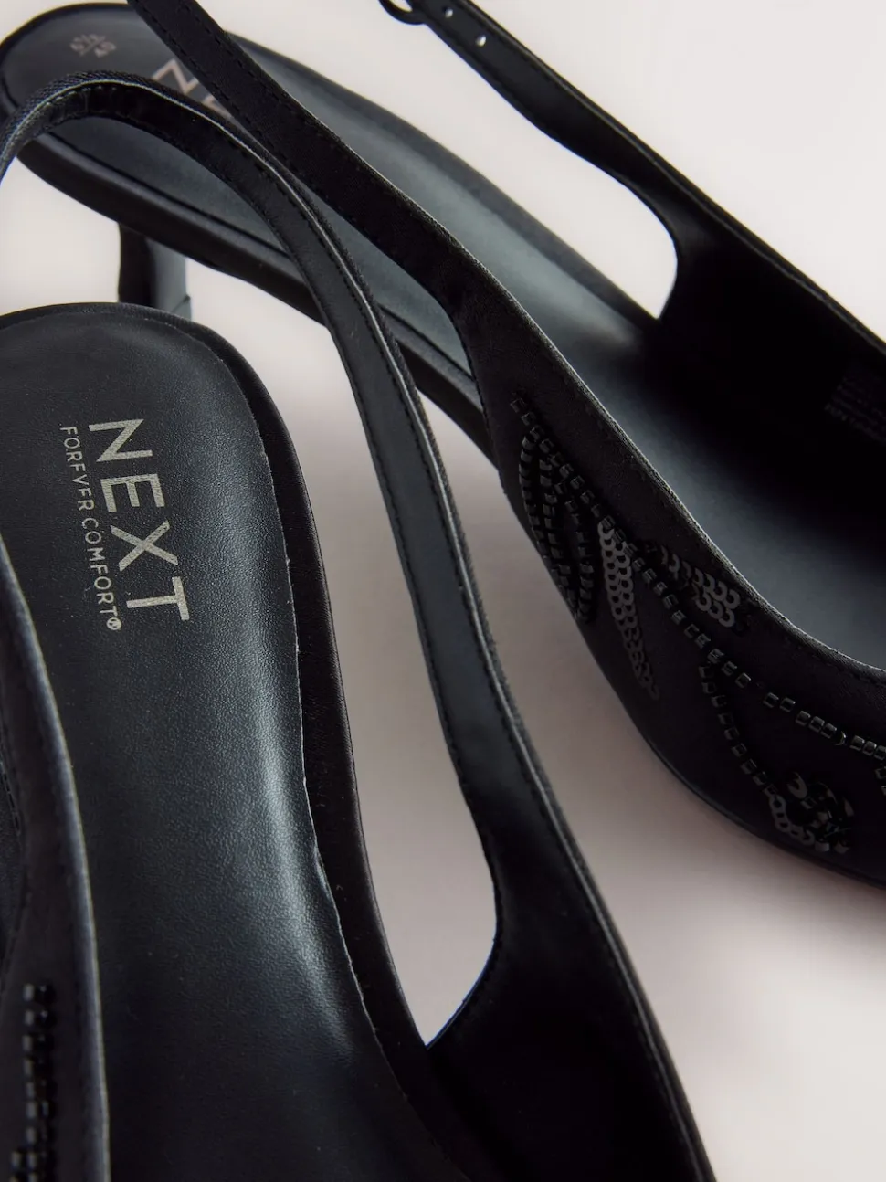 Noir - Forever Comfort Chaussures à talons chatons à bride arrière avec perles en satin